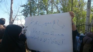 مردم و اصحاب رسانه در اعتراض به قطع ۲۰۰۰ اصله درخت باغ سیب مهرشهر تجمع کردند 