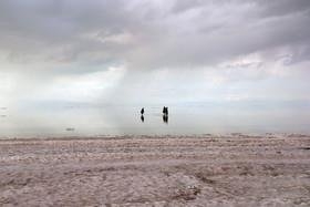عملیات احیاء و قرق زمین‌های خشک دریاچه ارومیه ضروری است