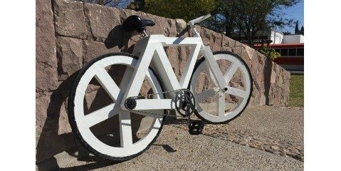 دوچرخه‌ای که از بازیافت کاغذ و پلاستیک ساخته شده