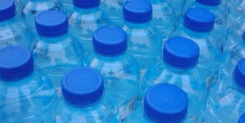ممنوعیت مصرف آب بطری در سازمان محیط زیست