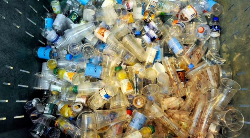 دختران و زنان انگلیسی خواستار کاهش استفاده از پلاستیک شدند