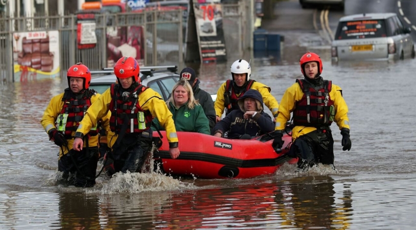 آوارگی صدها انگلیسی بر اثر بارندگی شدید