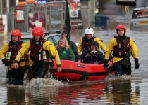 آوارگی صدها انگلیسی بر اثر بارندگی شدید