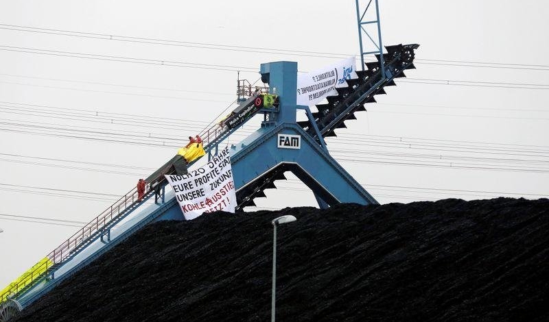 فعالان محیط زیست یک نیروگاه زغال سنگ در آلمان را تصرف کردند