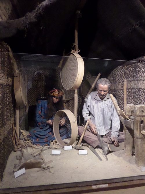 ساخت ابزار کشاورزی و خانگی توسط زنان و مردان لر