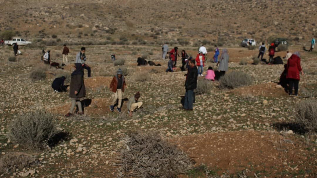 28-به مناسبت روز هوای پاک به کودکان زرقانی گل اهدا شد